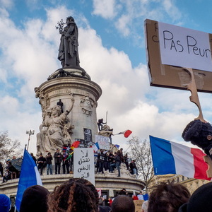 Foule, manifestation, Place de la République, Drapeaux français, Slogans