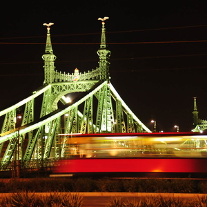 Passage du tramway devant le Pont de la Liberté à Budapest 