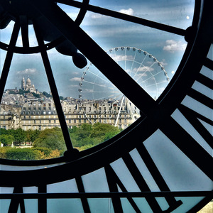 Vue sur Paris à travers l'horloge du Musée d'Orsay