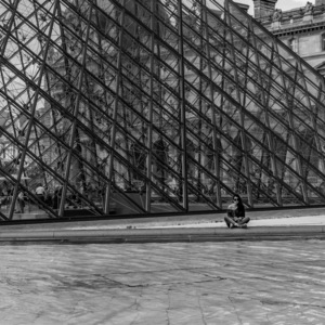 femme seule, pyramide du Louvre, Paris