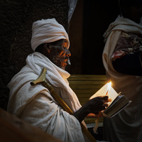 Priere à Lalibela, Ethiopie