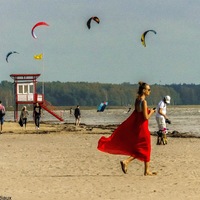 Robe rouge sur la plage de Parnu - Golfe de Riga - en Lettonie 