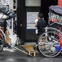 Queue de pousses-pousses à Asakusa, Tokyo