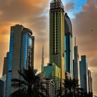 Coucher du soleil entre les gratte-ciel de Dubaï