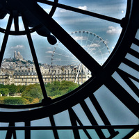 Vue sur Paris à travers l'horloge du Musée d'Orsay
