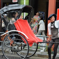 Tokyo....femme dans un pousse-pousse sur le marché aux poissons de Tokyo