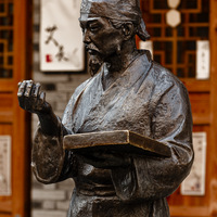Statue de bronze representant un ancien professeur de medecine