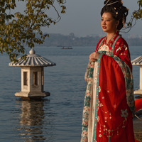 Jeune chinoise en tenue traditionelle