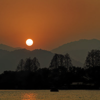 Couché de soleil sur le lac de l'ouest à Hangzhou