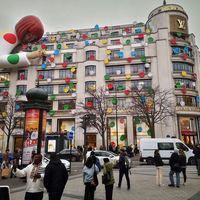 la boutique Louis Vuitton sur les Champs-Élysées métamorphosée par l’installation hallucinante de l’artiste Yayoi Kusama Arts et Expositions Par Agathe Hakoun l